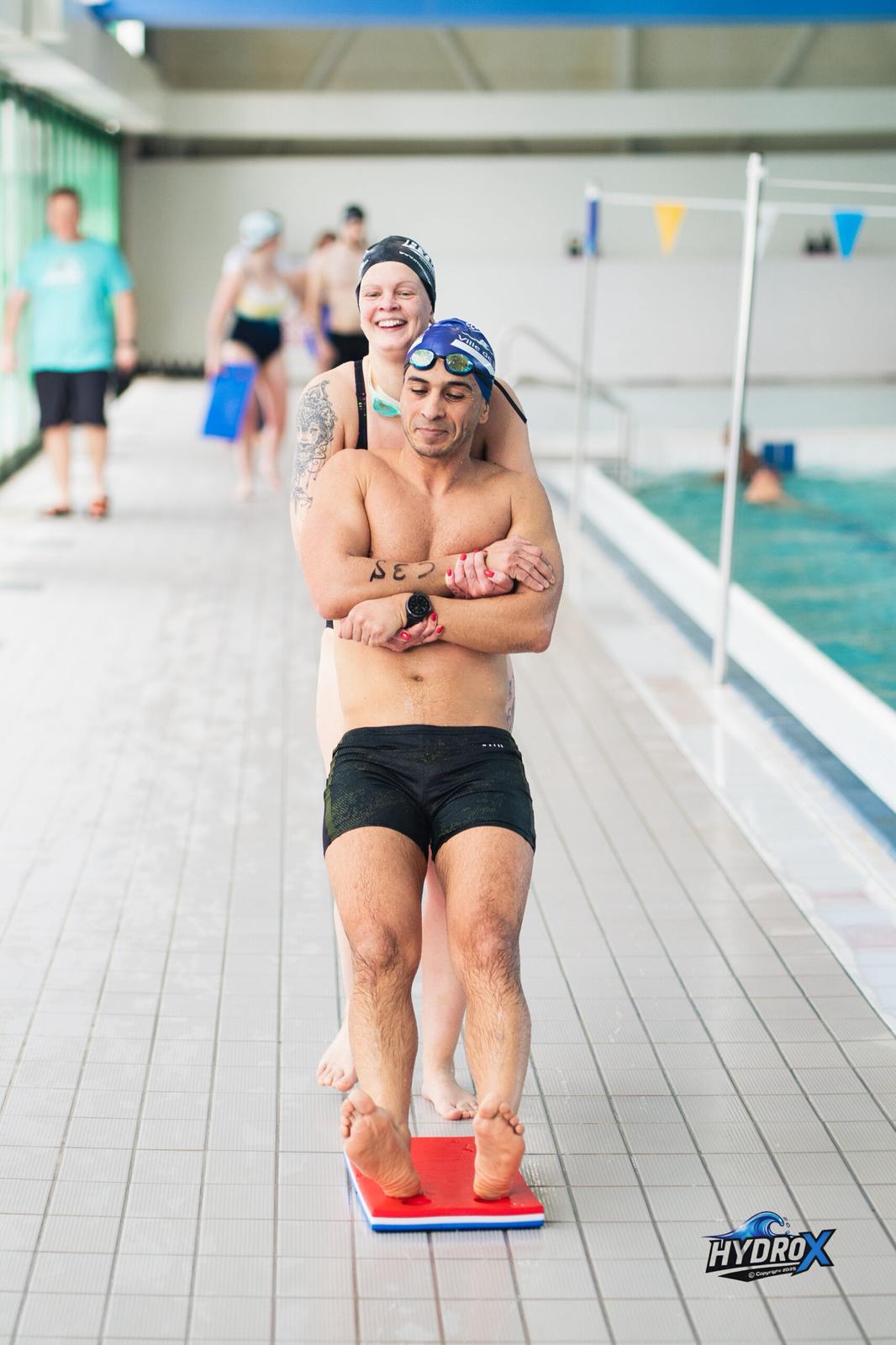 Duo célébrant l'arrivée au bord de la piscine